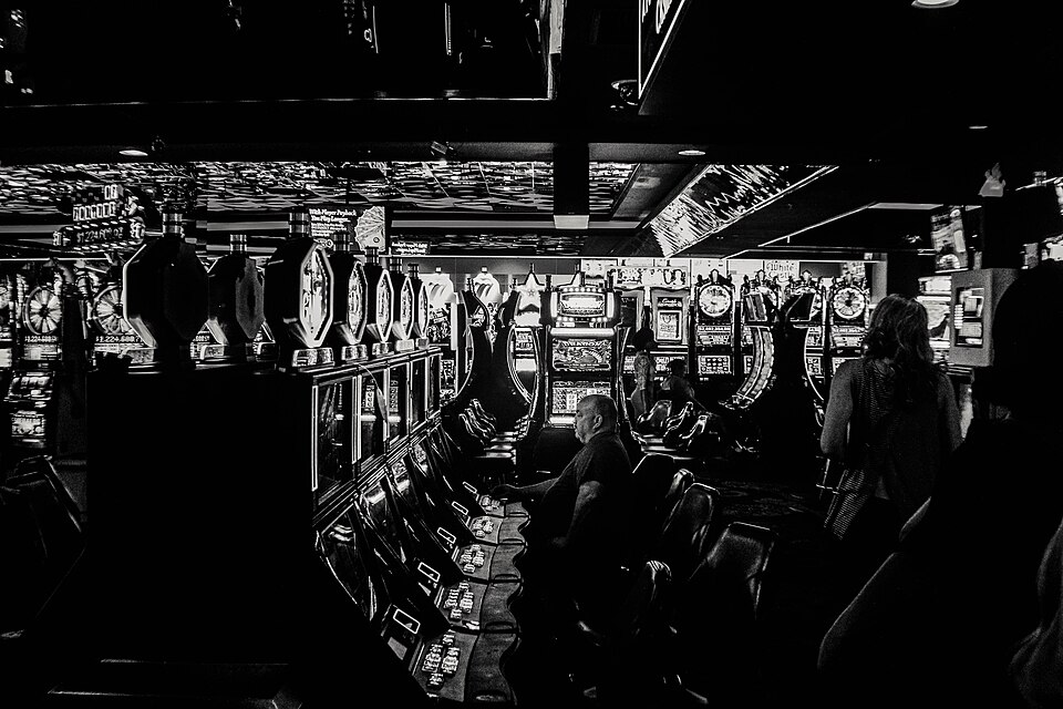 Máquinas tragamonedas con luces encendidas en un casino